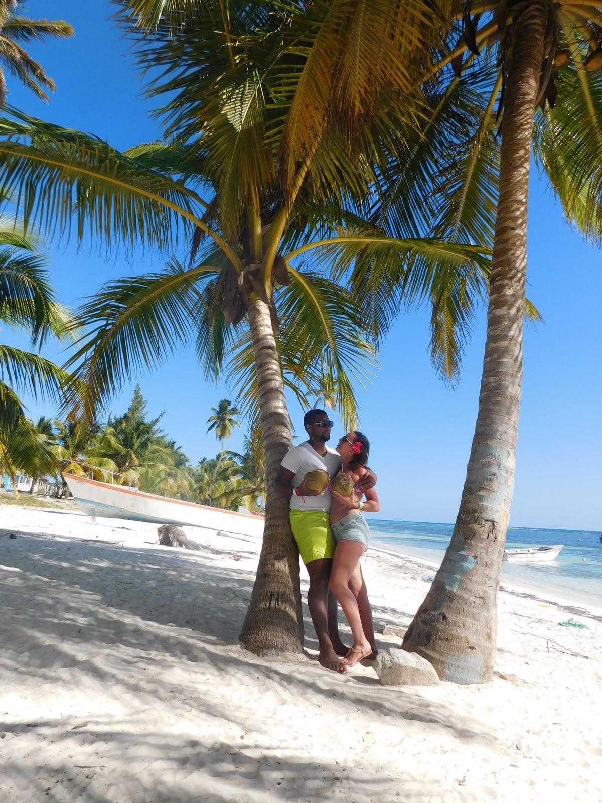 Charlotte et Brice ensemble sur une plage bordée de palmiers